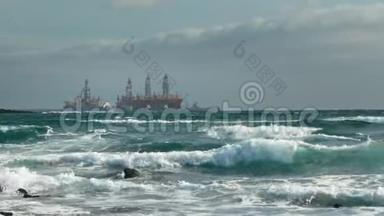靠近海上<strong>石油</strong>钻井平台的油轮。 暴风海，海浪和泡沫。 海洋<strong>石油开采</strong>的概念